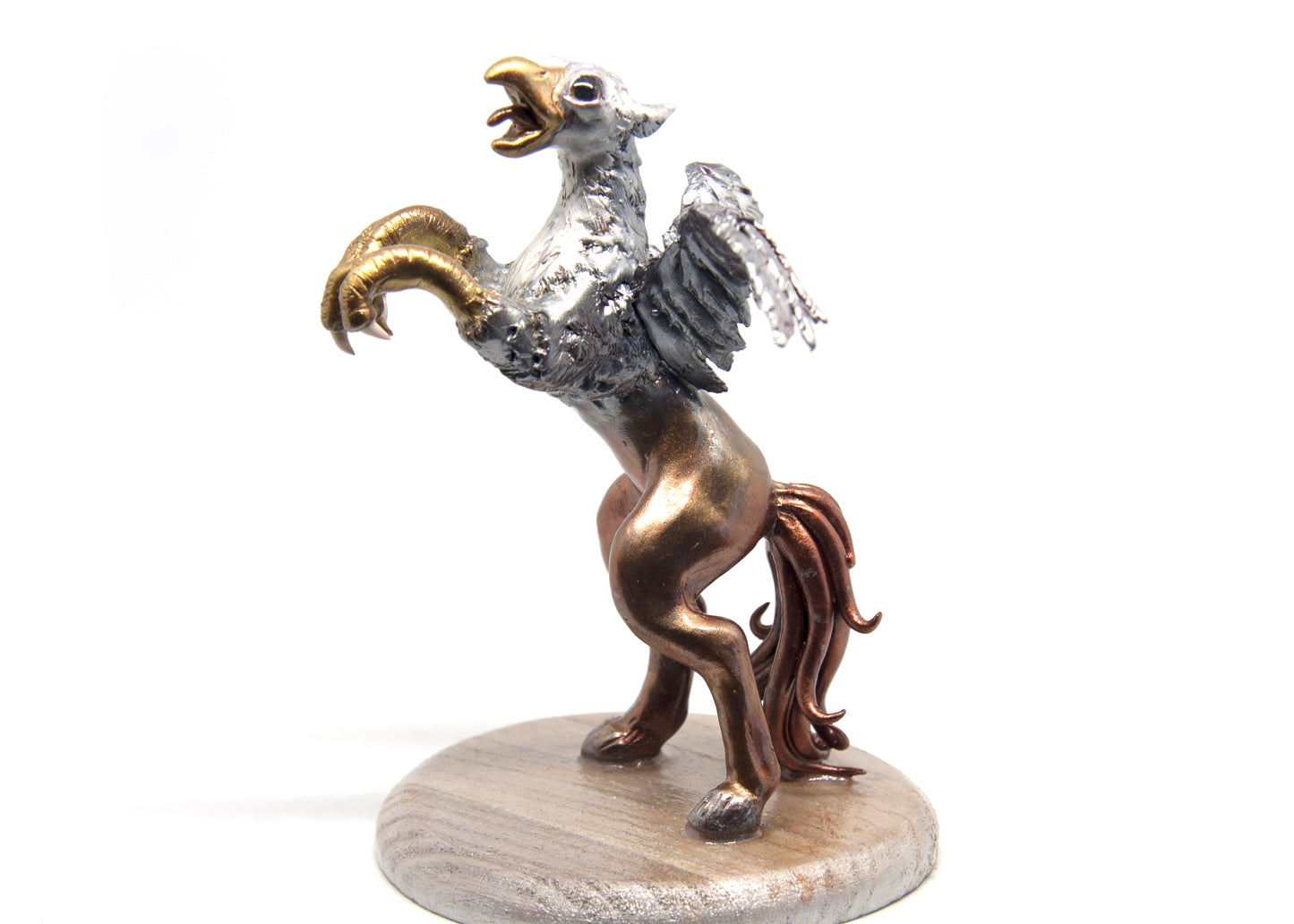 Figurine unique d'un hippogriffe se cabrant