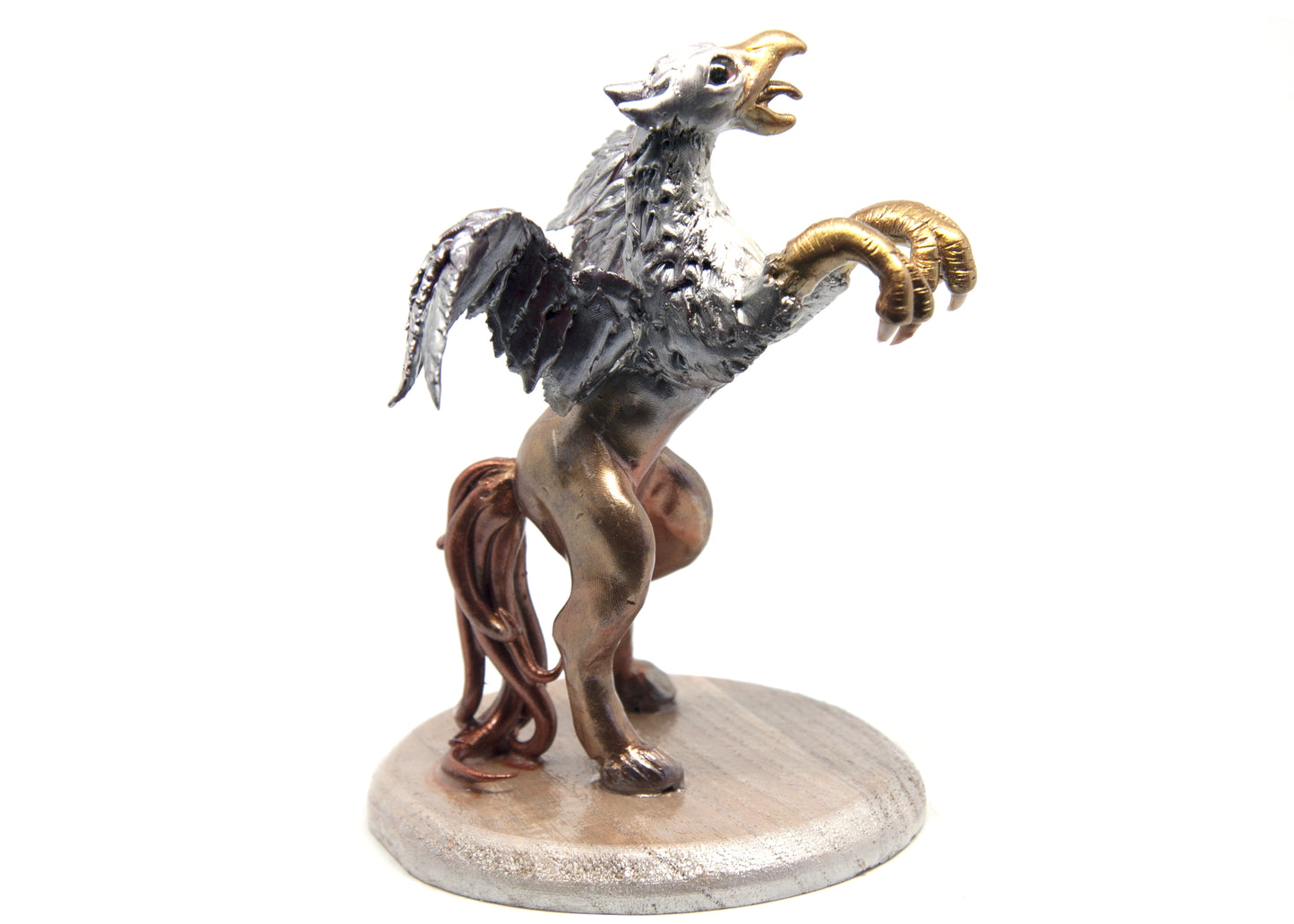 Figurine unique d'un hippogriffe se cabrant