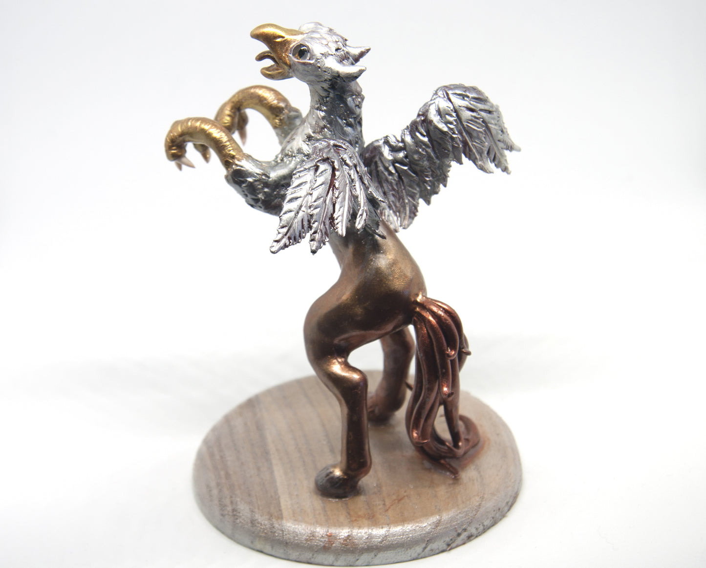Figurine unique d'un hippogriffe se cabrant