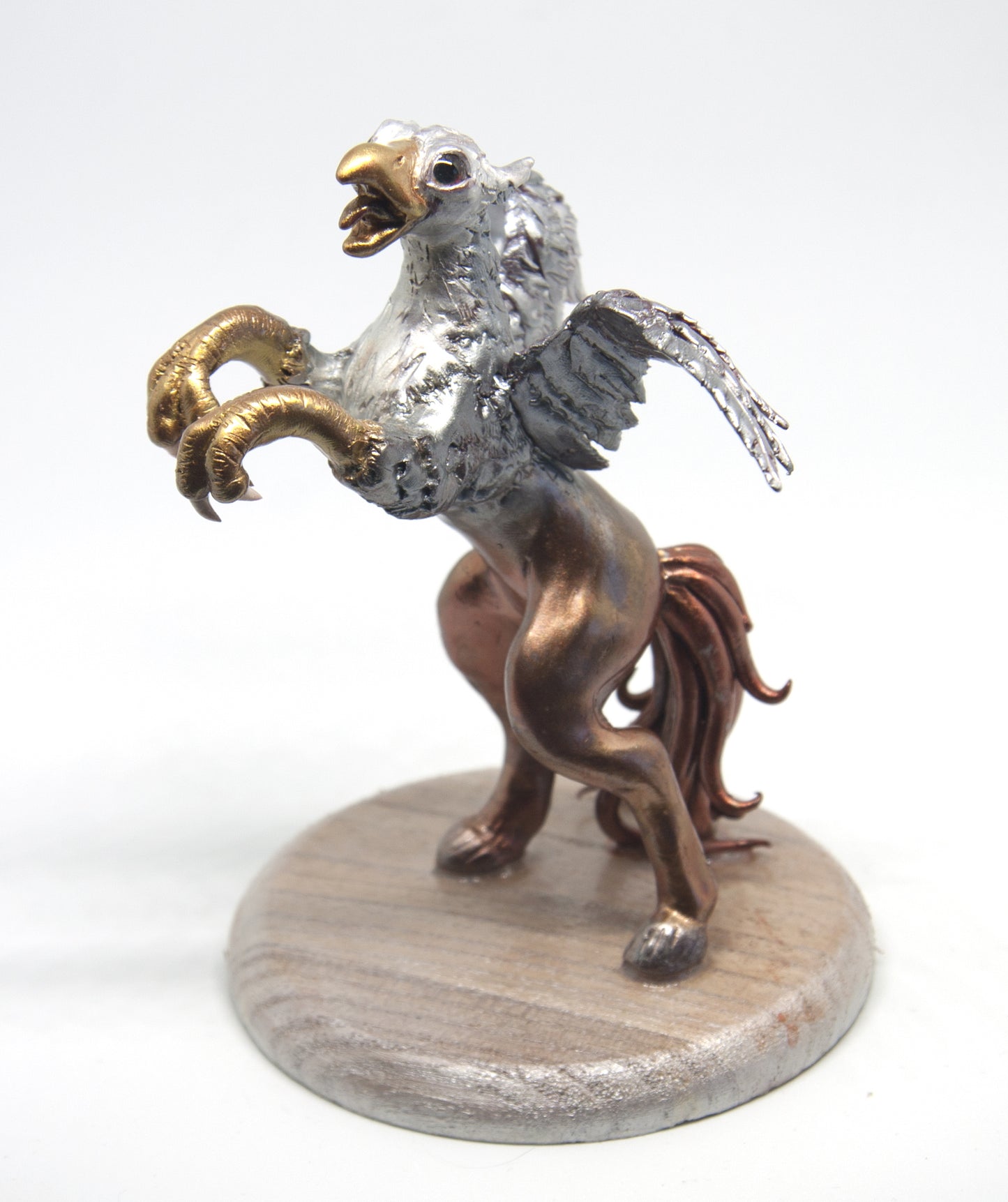Figurine unique d'un hippogriffe se cabrant