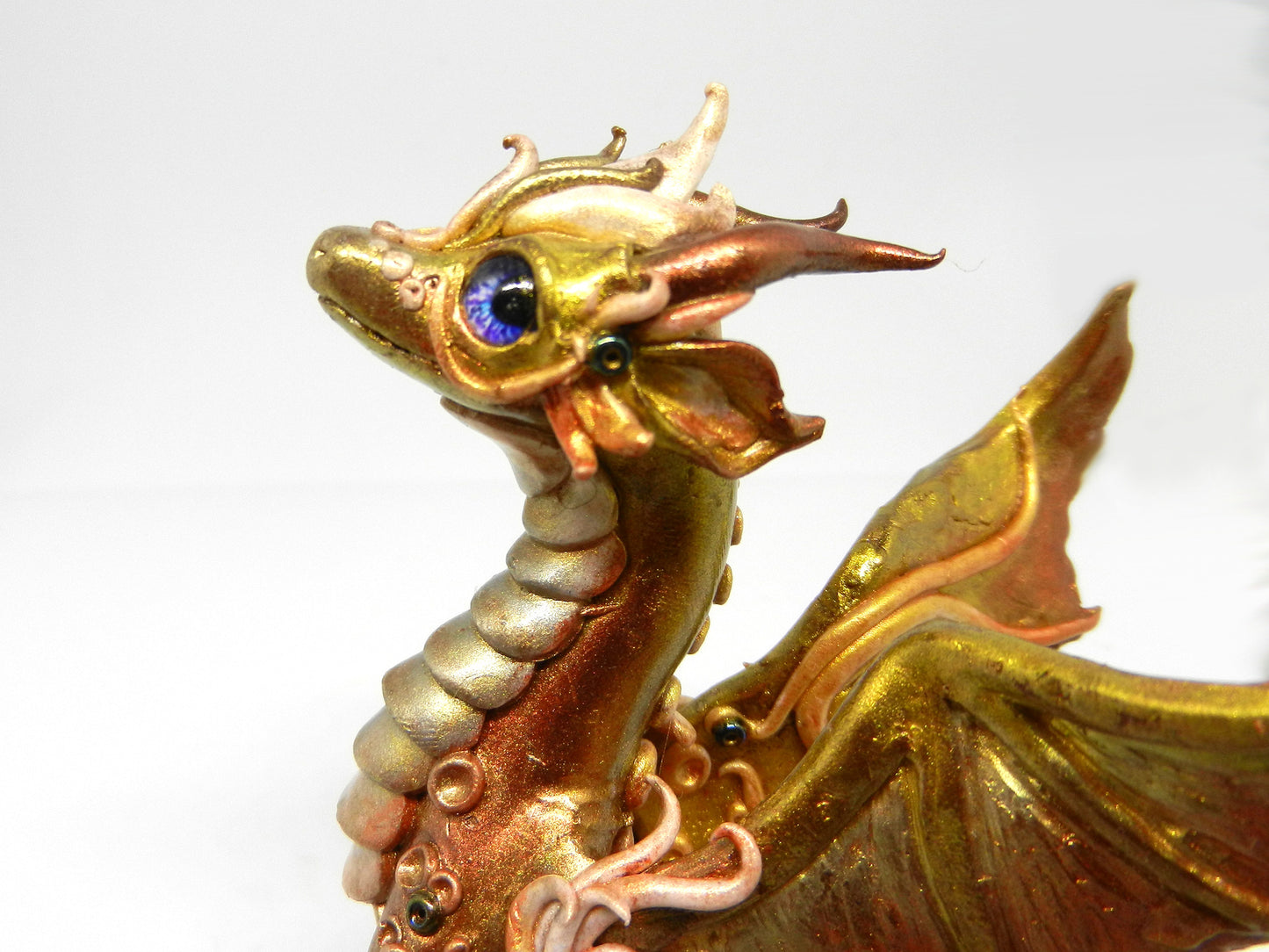 Light gold unique figurine with moveable tail