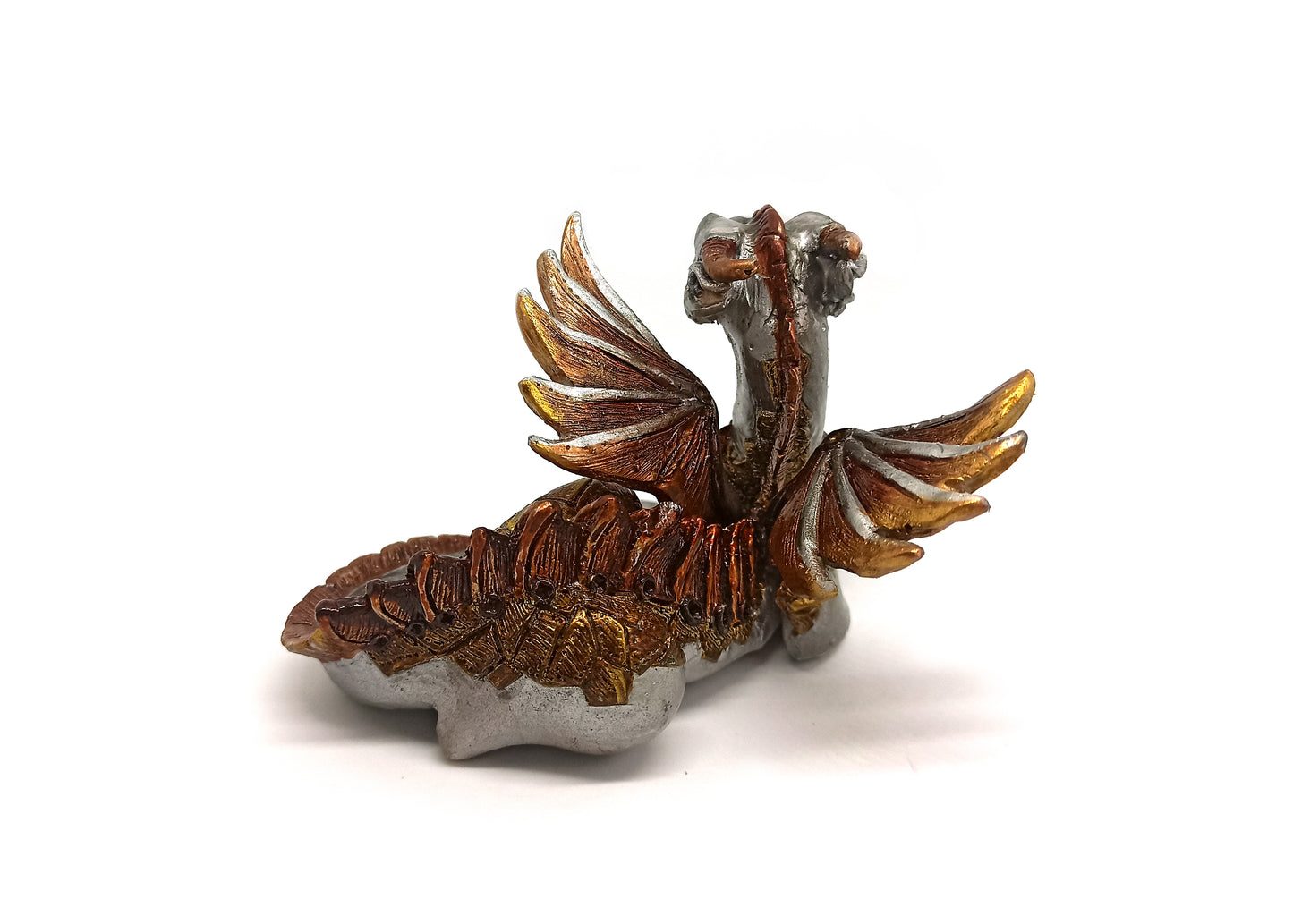 Figurine d'un dragon couché