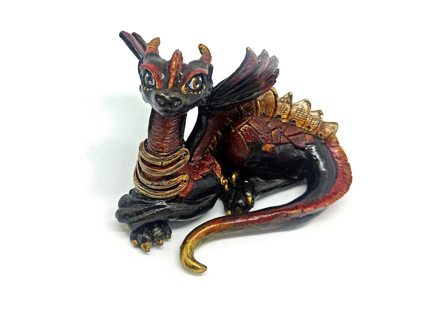 Figurine d'un dragon couché