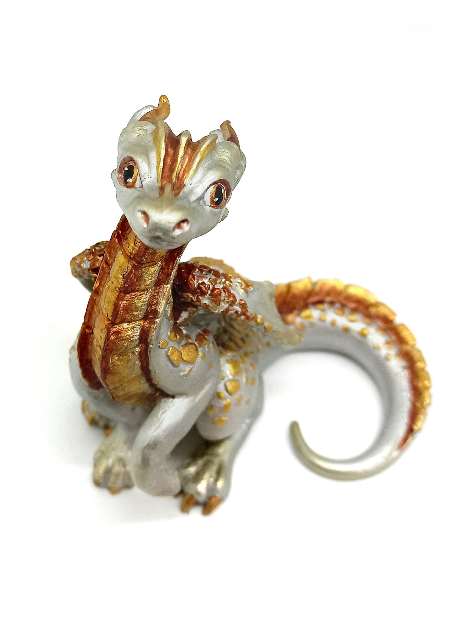 Figurine of a sitting down dragon