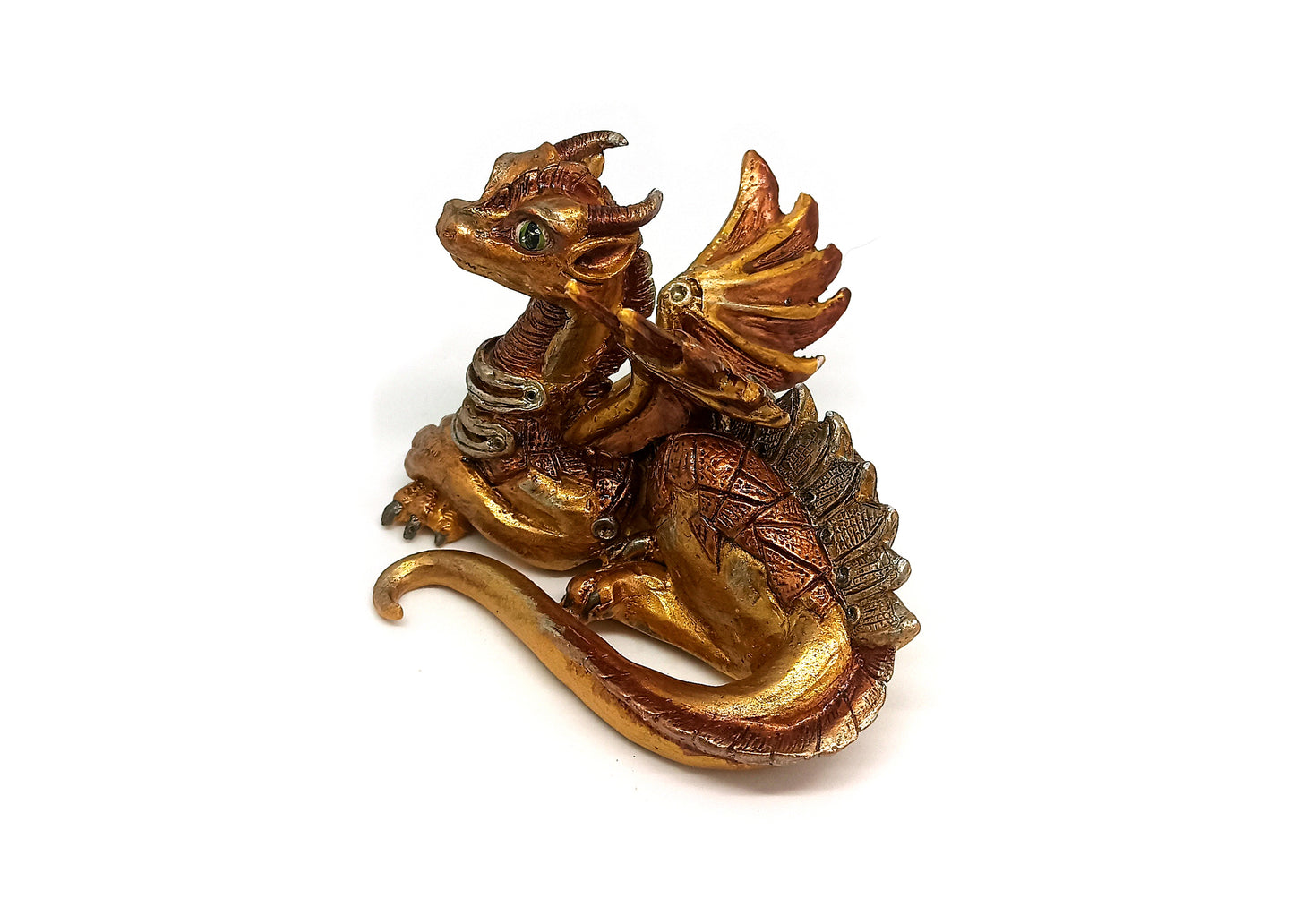 Figurine d'un dragon couché