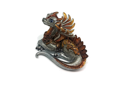 Figurine d'un dragon couché