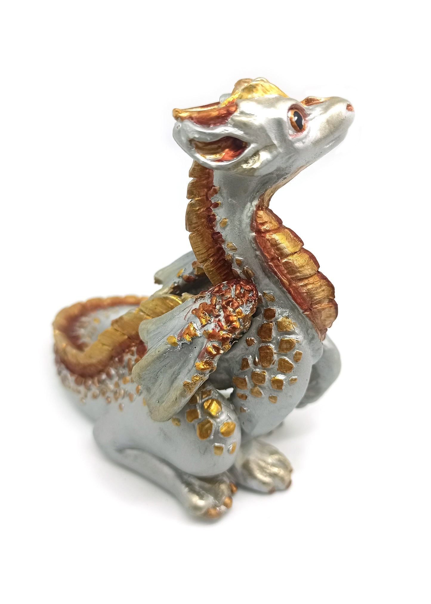 Figurine of a sitting down dragon