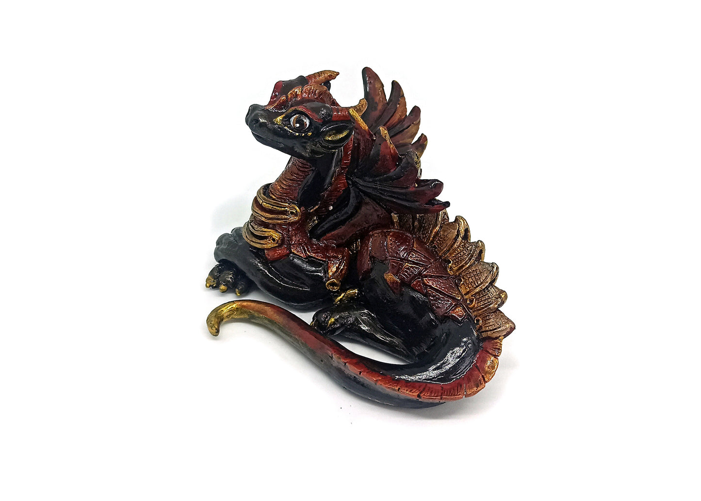 Figurine d'un dragon couché