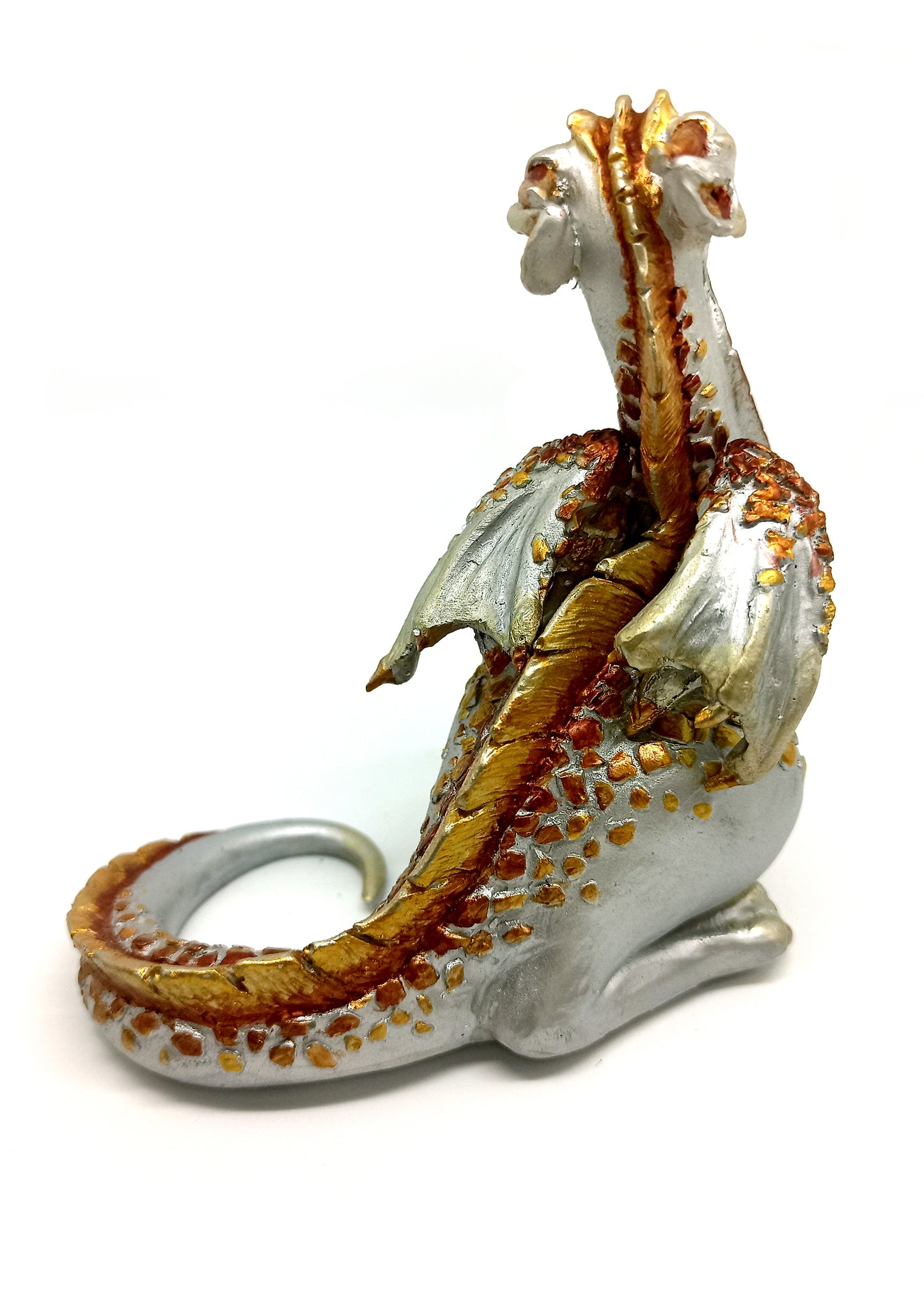 Figurine of a sitting down dragon